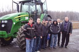 Студенты с трактором